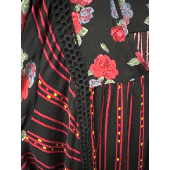 Torrid size 3 black floral crochet insets long sleeve v neck tunic - Picture 3 of 7